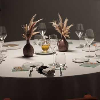 Table dressée pour les convives du restaurant Skab à Nîmes